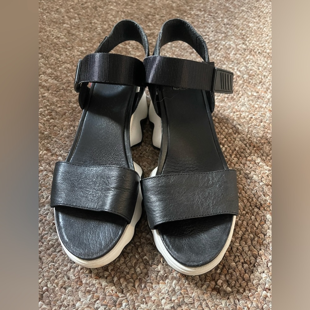 Sorel Kinetic Sandal Size 8.5! Excellent preowned condition